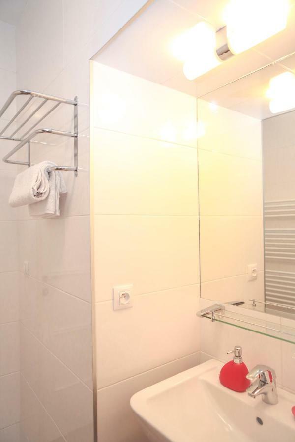 Stylish Apartment A Few Steps From Metro プラハ エクステリア 写真