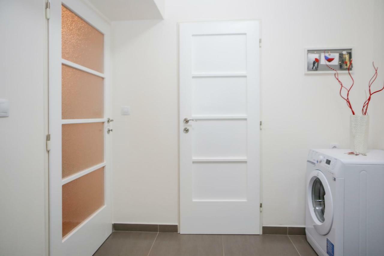 Stylish Apartment A Few Steps From Metro プラハ エクステリア 写真